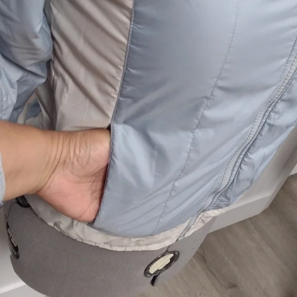 The North Face Women's Blue and Cream Ski Jacket ,Hikin,Snow. - Picture 4 of 16